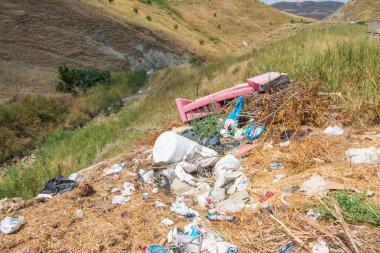 Sicilya, Italya kırsalında terkedilmiş çöp