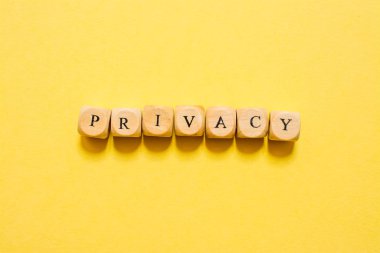 mahremiyet kelimesi, sarı arkaplanda zarla yapılmış metin