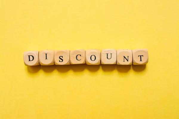 Das Wort Discount Text Mit Würfeln Auf Gelbem Hintergrund — Stockfoto