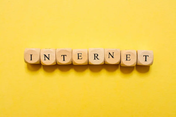 Das Wort Internet Text Mit Würfeln Auf Gelbem Hintergrund — Stockfoto