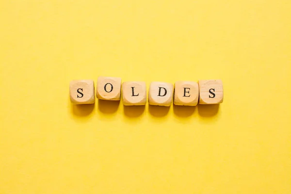 Soldes 这个词 用黄色背景的骰子做的文字 — 图库照片