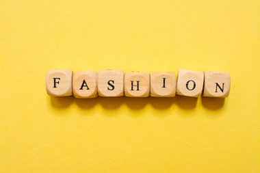 Moda kelimesi, sarı arkaplanda zarla yapılmış metin