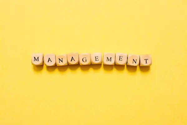 Das Wort Management Text Mit Würfeln Auf Gelbem Hintergrund — Stockfoto