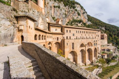 Kutsal Mağara Manastırı (Sacro Speco Tapınağı), İtalya 'nın orta kesiminde, Roma ili, Lazio' da yer alan bir manastır.. 