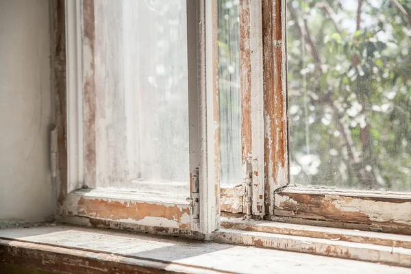 Primer plano de una vieja y miserable ventana podrida Imágenes De Stock Sin Royalties Gratis