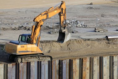 İnşaat alanında çalışan Ekskavatör