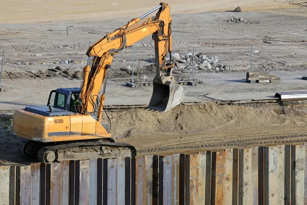 İnşaat alanında çalışan Ekskavatör