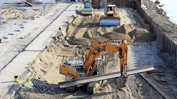 İnşaat alanında çalışan Ekskavatör