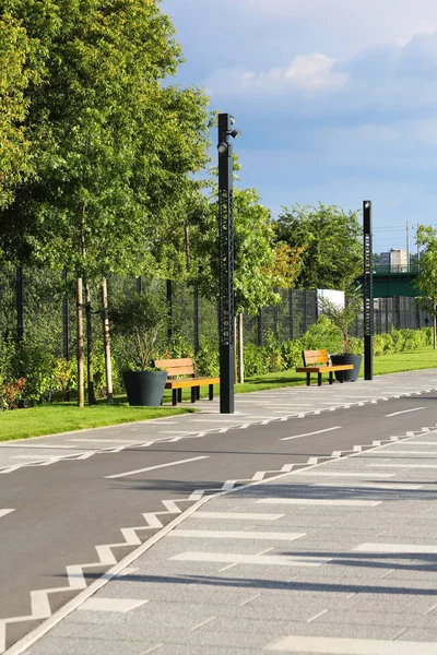 Pista de bicicletas y pasarela en el parque de la ciudad — Foto de Stock