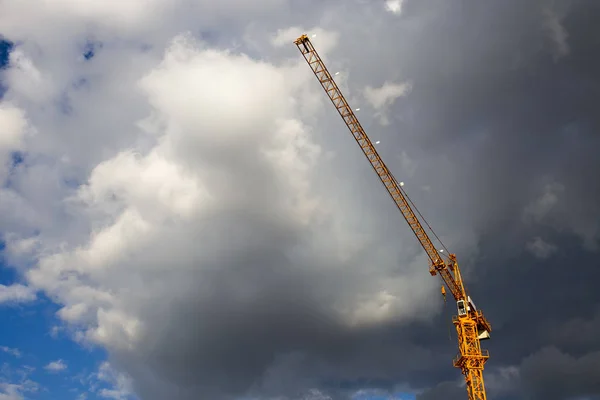 Grua pesada de construcción con cielo azul nublado — Foto de Stock