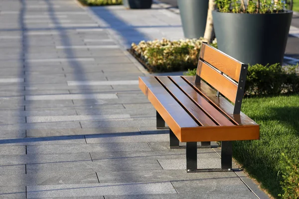 Moderní lavice na chodník — Stock fotografie