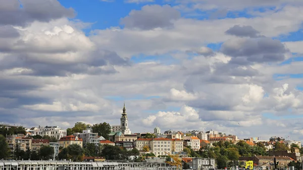 Belgradin pääkaupunki Serbiassa, näkymä Sava-joelta — kuvapankkivalokuva
