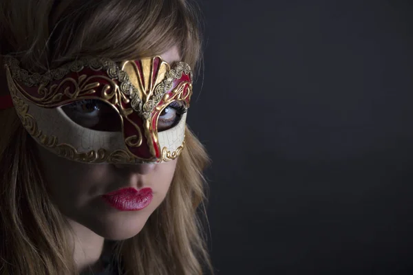 Красивая девушка в венецианской карнавальной маске — стоковое фото