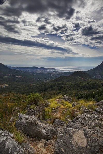 Montenegro, uitzicht vanaf de bergtop op Bar stad in de verte — Stockfoto