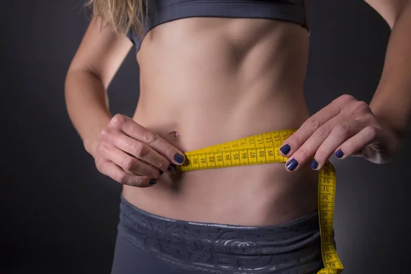 Succesvol dieet, meisje haar taille meten — Stockfoto