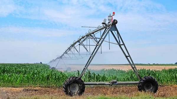 Sistema de irrigação por aspersão no campo agrícola — Fotografia de Stock