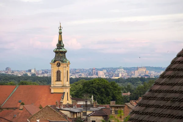 Kostel ve staré části Zemun, Bělehrad, Srbsko — Stock fotografie