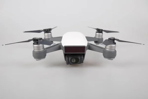 Ferngesteuerte Drohne mit Action-Kamera — Stockfoto