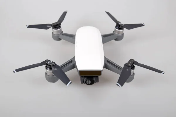Ferngesteuerte Drohne mit Action-Kamera — Stockfoto