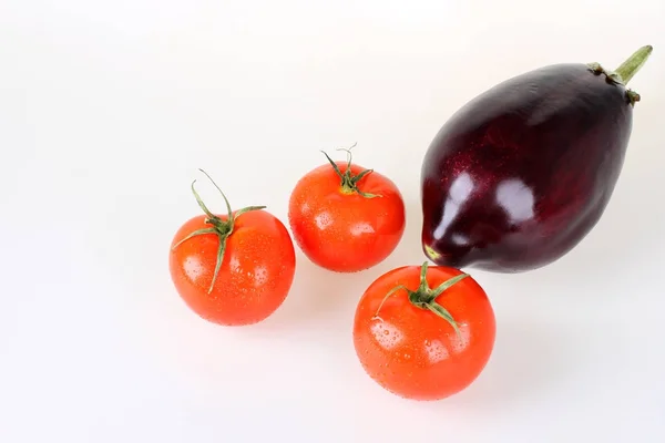 Pomodori freschi e melanzane — Foto Stock