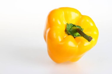 Sarı dolma biber beyaza izole edilmiş.