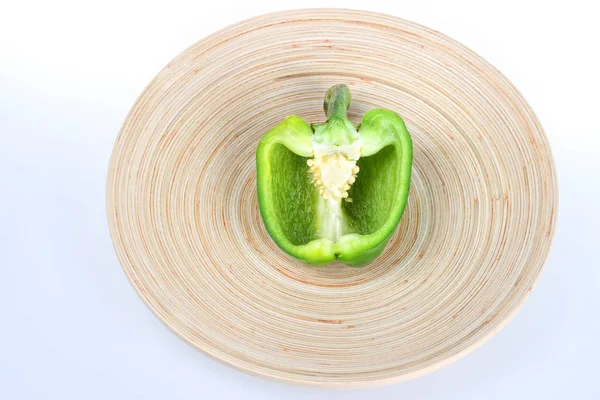 Peperoncino verde affettato su piatto di legno — Foto Stock