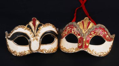 Siyah arka plan üzerine Venedik Karnavalı maskeleri
