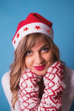 Noel Baba yan tümce şapka ve kış eldiven giyen kız 