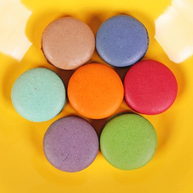 Lezzetli lezzetli Kurabiye bisküvi sarı plaka üzerinde