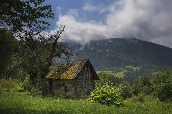 Dağda eski yıkık kır evi