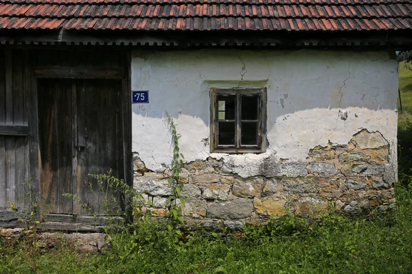 Staré Rozpadlé Opuštěný Dům Venkově — Stock fotografie