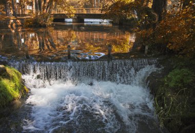 Doğal kaynak şelale sonbahar ormandaki küçük Nehri üzerinde