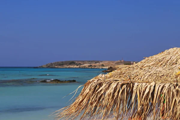 Paraguas Paja Con Aguas Azul Turquesa Creta Grecia — Foto de Stock