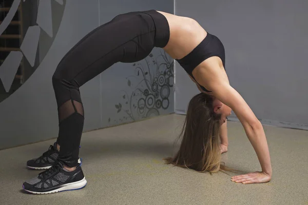 Fitness Meisje Doen Brug Pose — Stockfoto