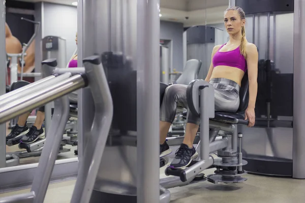 Mujer Joven Entrenando Duro Gimnasio —  Fotos de Stock