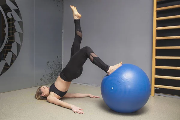 Instructor Fitness Demuestra Cómo Hacer Los Ejercicios Gimnasio Con Pelota —  Fotos de Stock