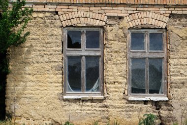 Terk edilmiş eski evdeki pencereler ve cephe