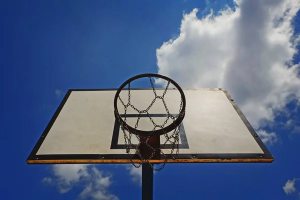 Bulutlu Mavi Gökyüzü Olan Basketbol Tahtası — Stok fotoğraf