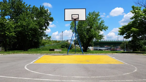 Şehir Parkında Açık Hava Basketbol Sahası — Stok fotoğraf