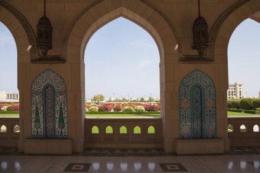 Sultan Qaboos ulu camii, Muscat, Umman bahçe görünümü