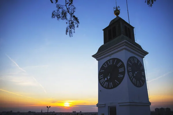 Torre Del Reloj Con Puesta Del Sol Cielo Fortaleza Petrovaradin — Foto de Stock