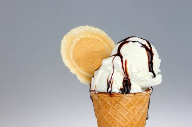 Çikolata soslu külahta dondurma.