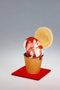 Çilek şuruplu dondurma.