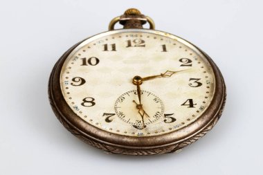 Gri arkaplanda eski cep saati