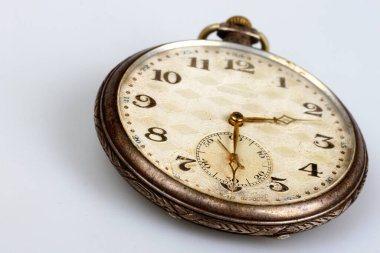 Gri arkaplanda eski cep saati