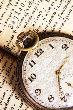 Metin arkaplanda eski cep saati