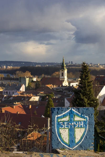 Zemun Ciudad Serbia Panorama Ciudad Con Escudo Armas Dibujado Pared — Foto de Stock