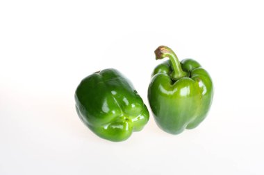 İki yeşil dolma biber beyaz üzerine izole edilmiş.