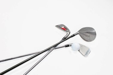 Golf toplu golf sopaları, izole.