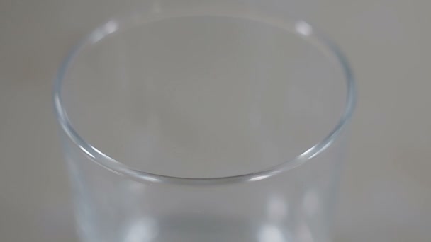 Milchglas in Großaufnahme — Stockvideo